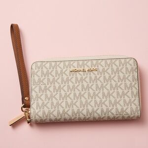 NWT Michael Kors‎ White Patterned Wallet